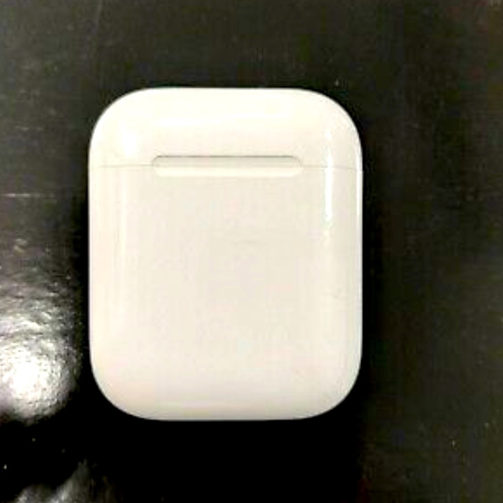 Apple AirPods charging case